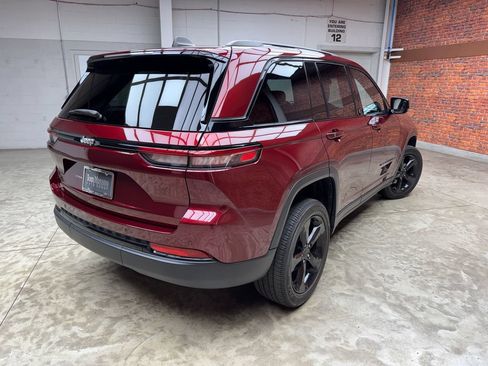 Used 2022 Jeep Grand Cherokee Altitude AWD/4WD image 4