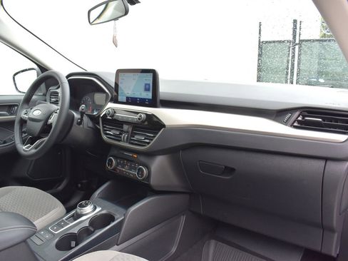 Used 2022 Ford Escape SE w/ SE Sport Appearance Package image 13