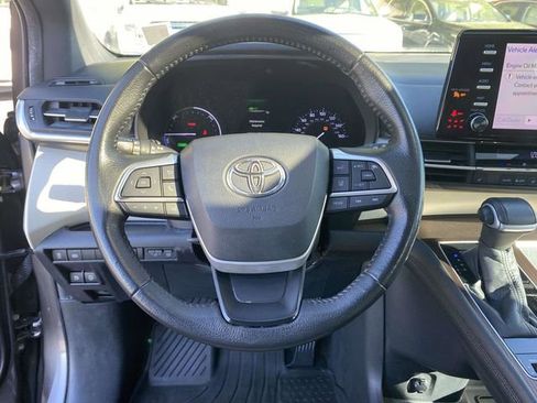 Used 2021 Toyota Sienna XLE image 23