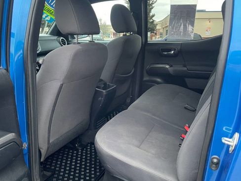 Used 2017 Toyota Tacoma TRD Sport image 11