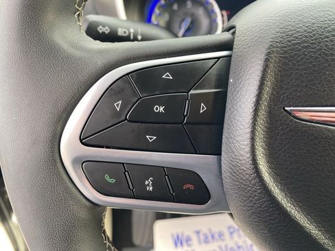 Used 2023 Chrysler Pacifica Touring-L image 16