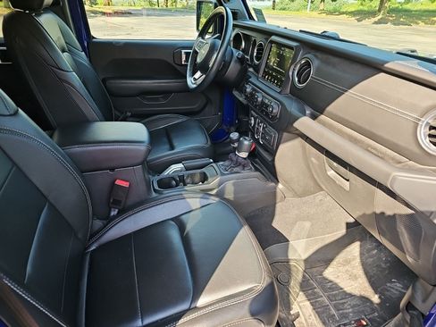 Used 2018 Jeep Wrangler Unlimited Sahara AWD/4WD image 10