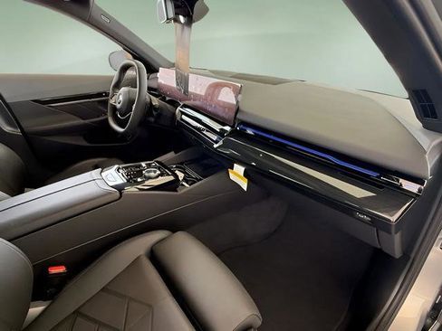 Used 2025 BMW 530i w/ Premium Package image 40