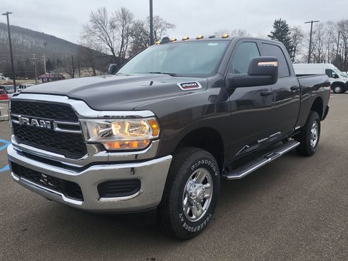 Used 2024 RAM 2500 Tradesman w/ Chrome Appearance Group AWD/4WD image 3