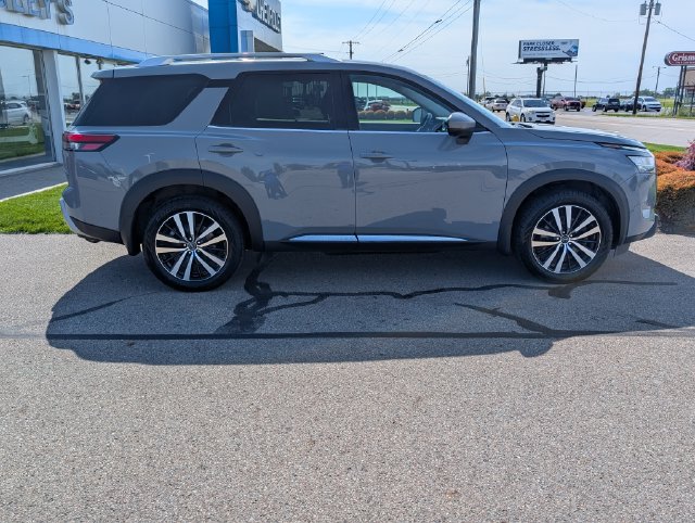 Used 2024 Nissan Pathfinder Platinum AWD/4WD image 2