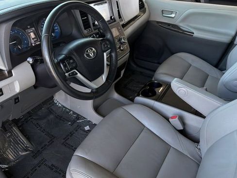 Used 2017 Toyota Sienna XLE FWD image 10