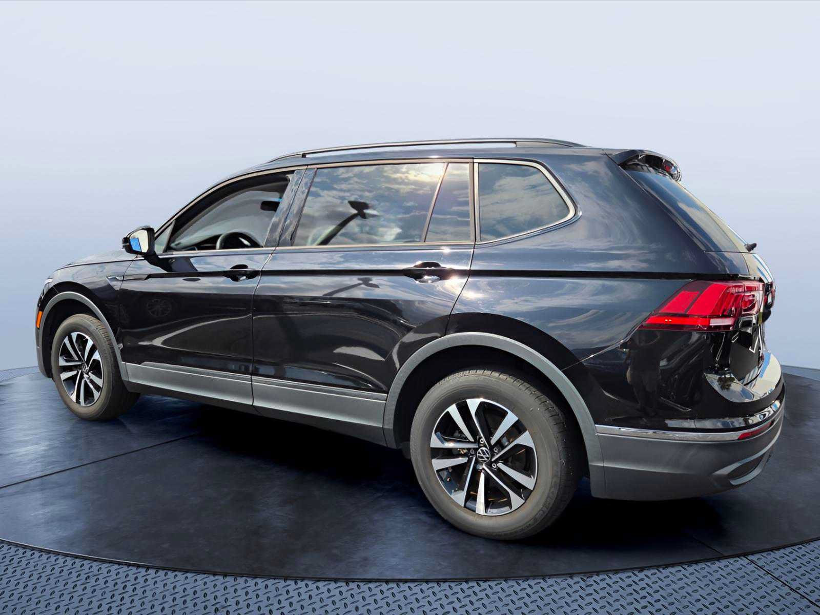 Used 2022 Volkswagen Tiguan S FWD image 4