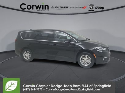 Used 2025 Chrysler Pacifica Select