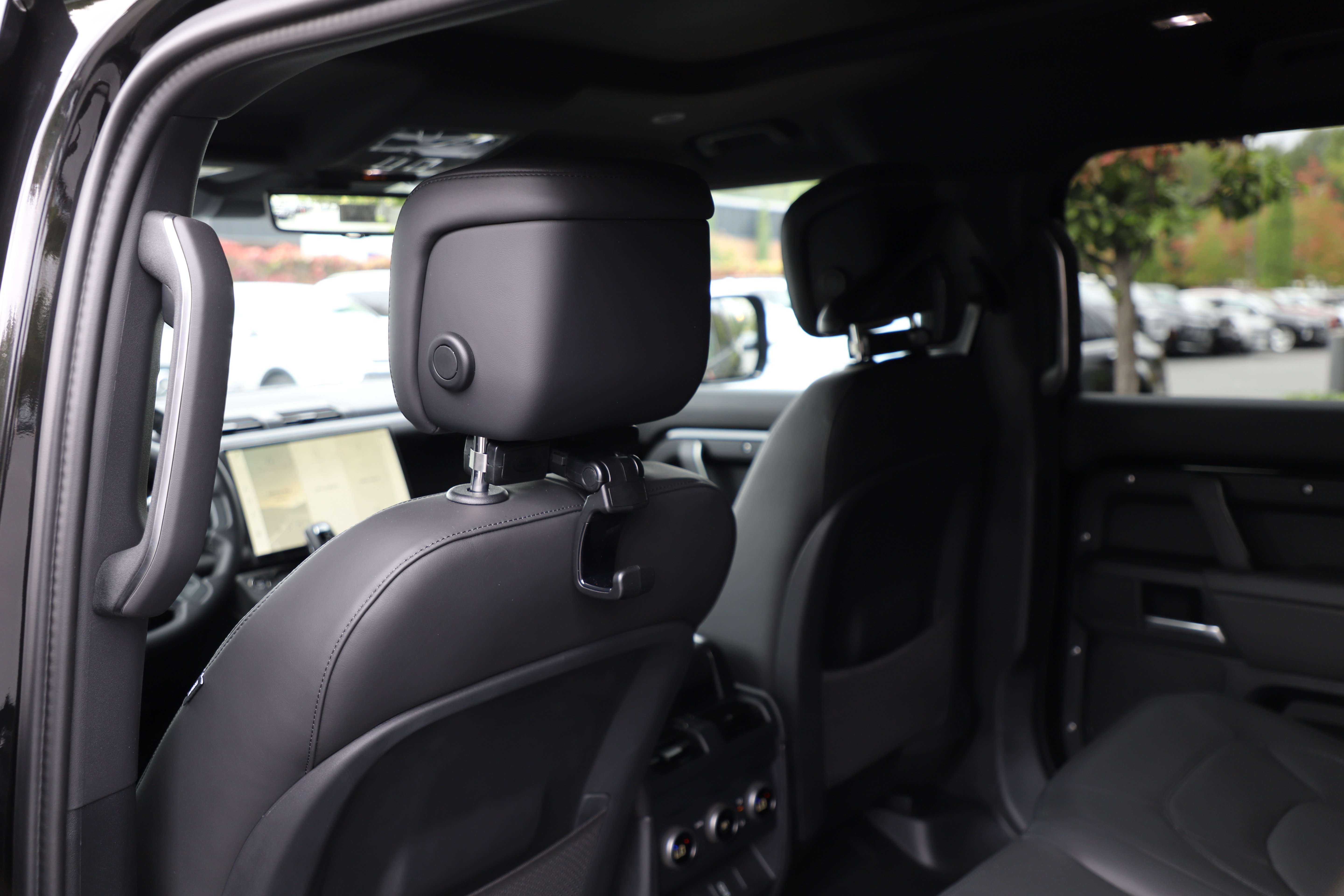 New 2026 Land Rover Defender 110 X-Dynamic SE AWD/4WD image 17