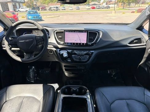 Used 2022 Chrysler Pacifica Touring-L w/ Uconnect Theater Family Group FWD image 16