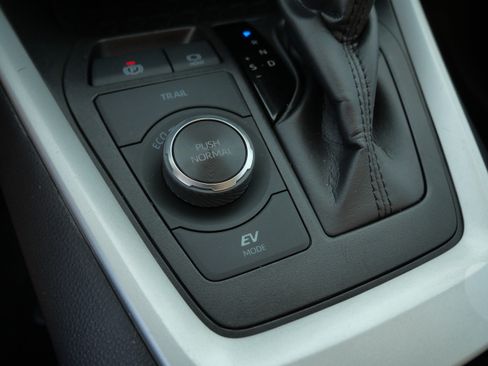 Certified 2025 Toyota RAV4 XLE AWD/4WD image 31