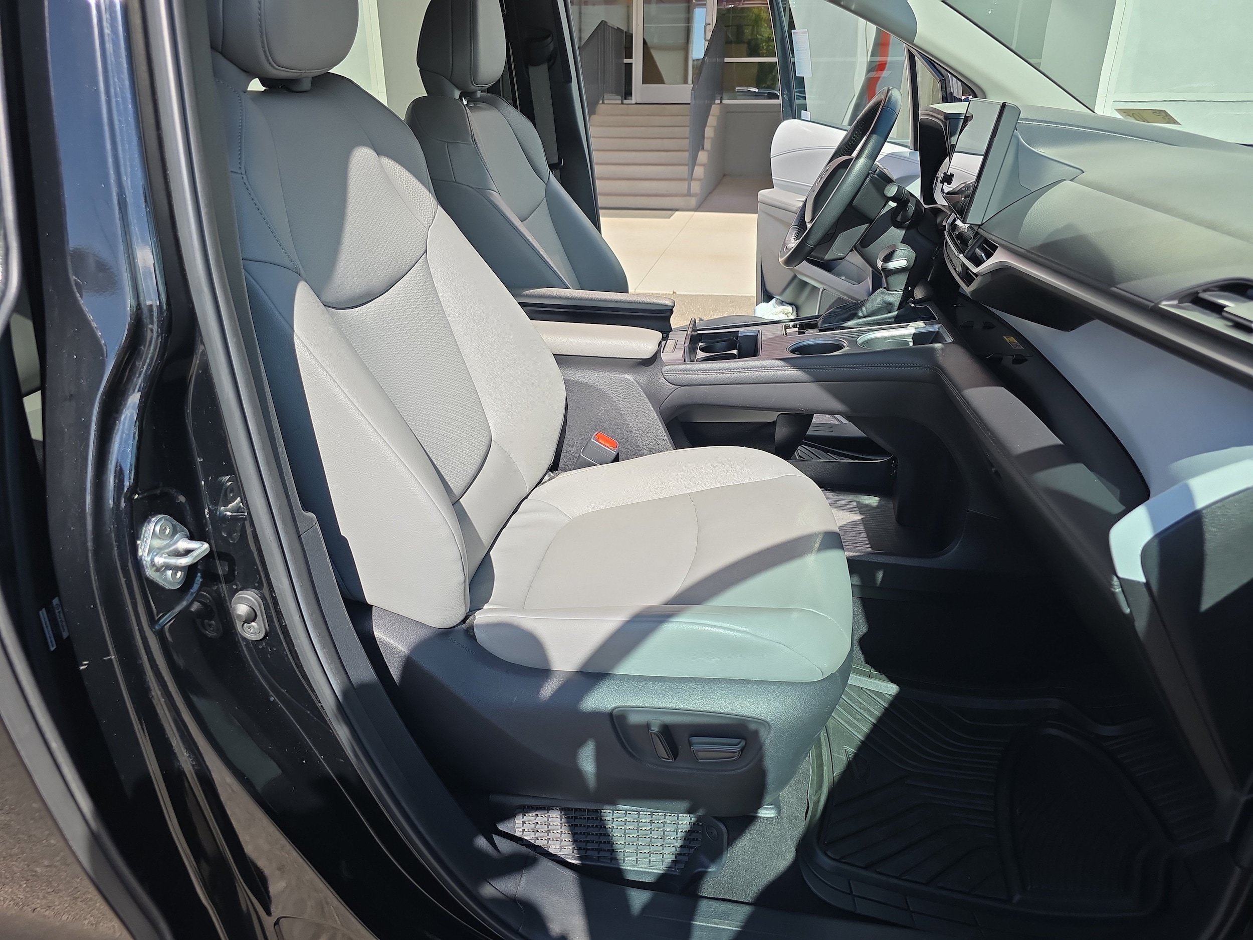 Used 2025 Toyota Sienna XLE FWD image 19