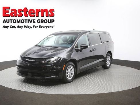 Used 2022 Chrysler Voyager LX image 57