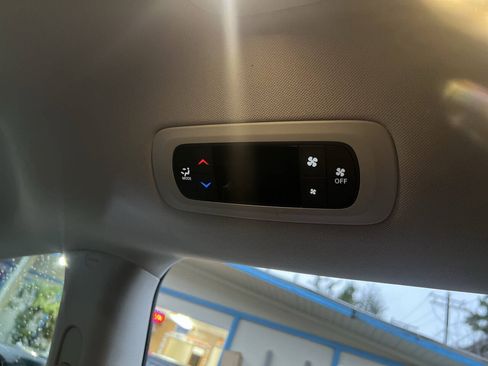 Used 2017 Chrysler Pacifica Touring FWD image 32