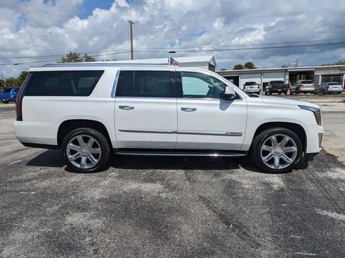 Used 2020 Cadillac Escalade ESV Premium Luxury image 3