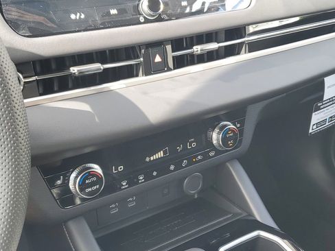 New 2025 Mitsubishi Outlander SE image 29