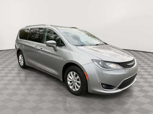 Used 2018 Chrysler Pacifica Touring-L FWD image 9