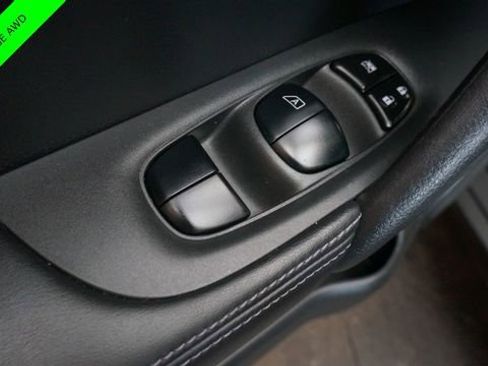 Used 2017 Nissan Rogue SV w/ SV Premium Package image 29