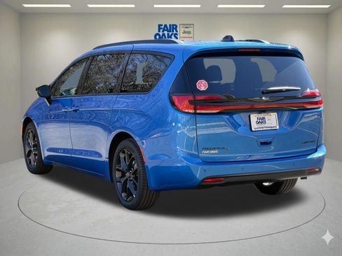 New 2026 Chrysler Pacifica Limited w/ Uconnect Theater Family Group FWD image 8