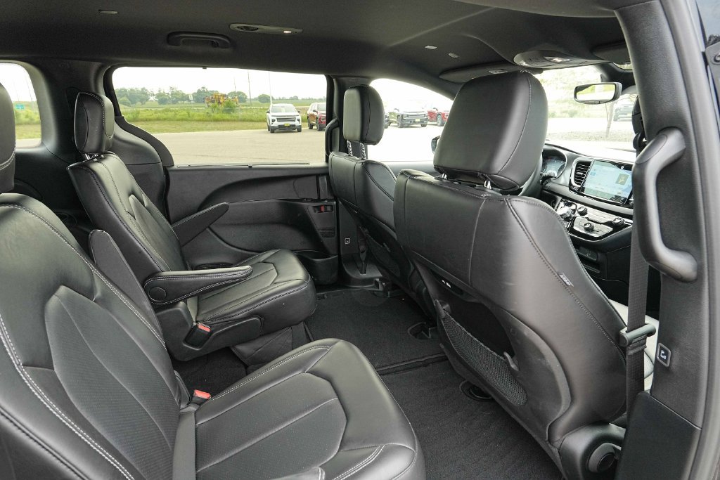 Used 2026 Chrysler Pacifica Select FWD image 25