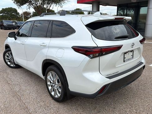 Certified 2024 Toyota Highlander Limited AWD/4WD image 5
