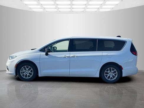 Certified 2024 Chrysler Pacifica Touring-L FWD image 4