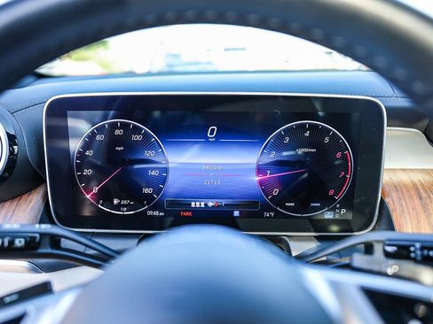 Used 2024 Mercedes-Benz GLC 300 4MATIC image 12