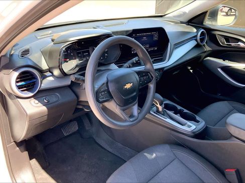 Used 2025 Chevrolet Trax LS image 18