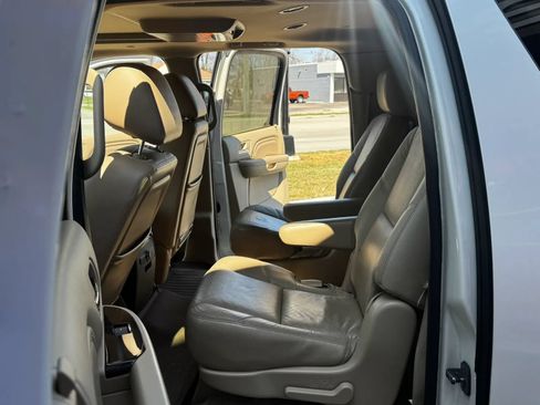 Used 2011 Cadillac Escalade ESV Luxury AWD/4WD image 21