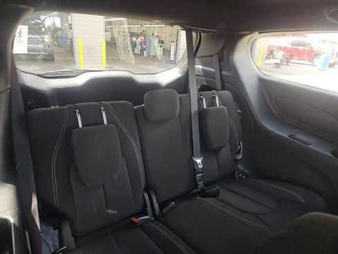 Used 2023 Chrysler Pacifica Touring FWD image 12