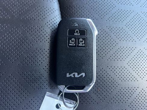 Certified 2024 Kia Carnival LX image 23