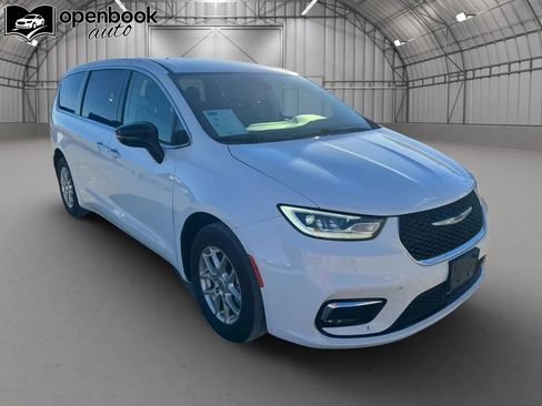 Used 2024 Chrysler Pacifica Touring-L image 3