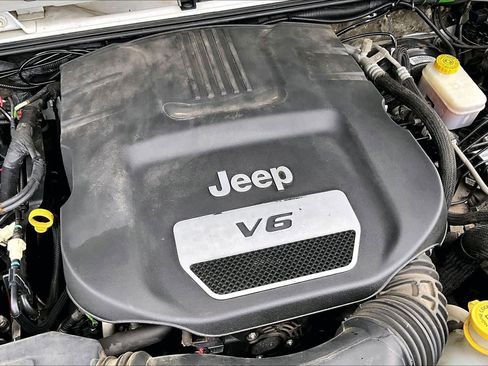 Used 2017 Jeep Wrangler Unlimited Sahara w/ Connectivity Group image 30