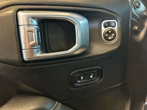 Used 2019 Jeep Wrangler Unlimited Sahara image 14