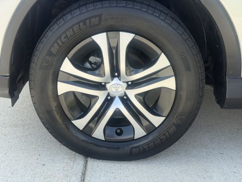 Used 2018 Toyota RAV4 LE FWD image 19
