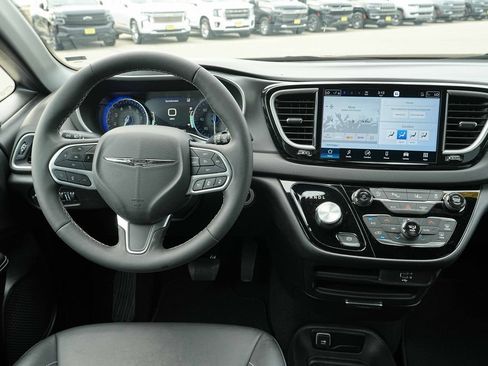 Used 2026 Chrysler Pacifica Select FWD image 28