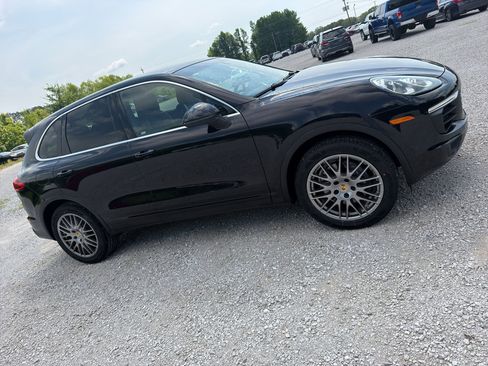 Used 2016 Porsche Cayenne AWD/4WD image 3