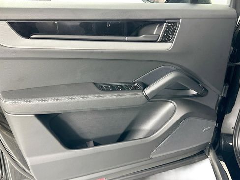 Certified 2025 Porsche Cayenne image 32
