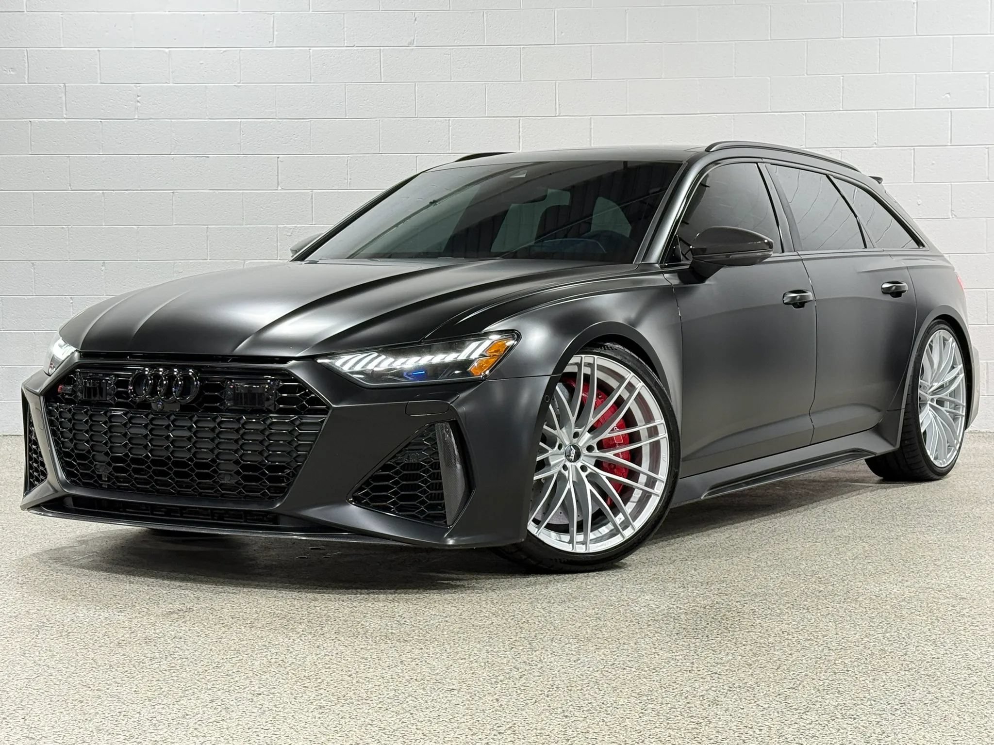 Used 2021 Audi RS 6 w/ Carbon Optic Package AWD/4WD image 2