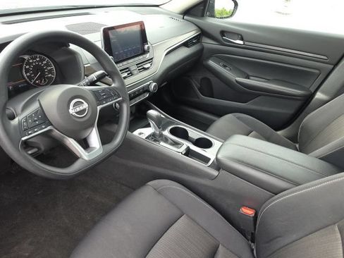 Used 2024 Nissan Altima 2.5 SV FWD image 11