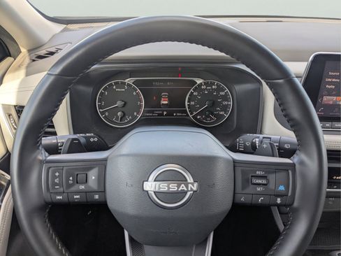 Used 2025 Nissan Rogue SV FWD image 27