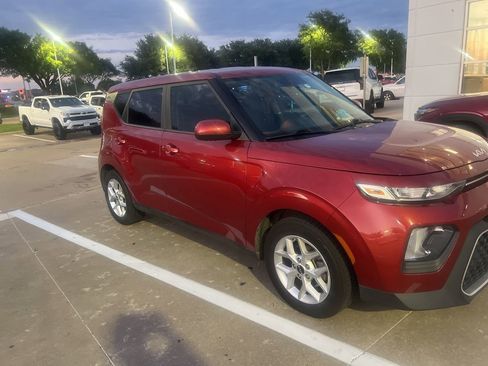 Used 2022 Kia Soul LX w/ Technology Package image 3