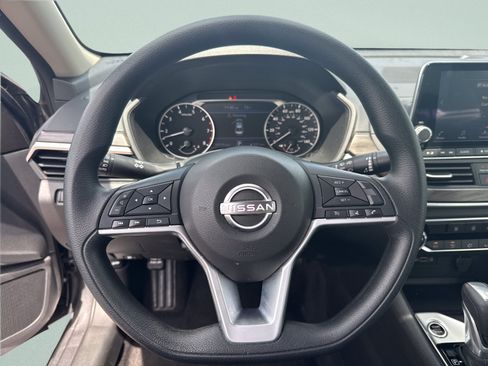 Used 2025 Nissan Altima 2.5 SV FWD image 12