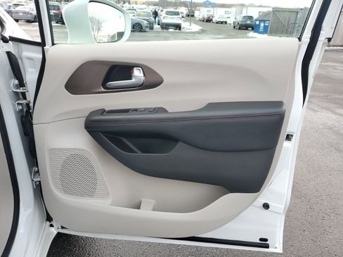 Used 2018 Chrysler Pacifica Touring Plus image 37