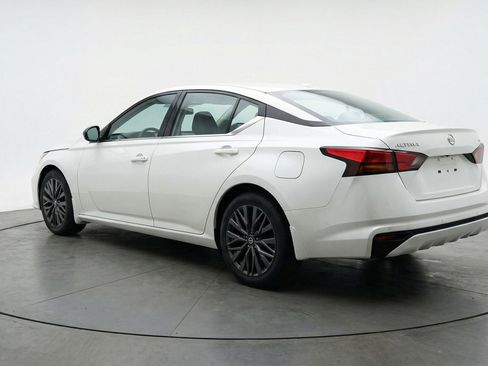 Used 2025 Nissan Altima 2.5 SV FWD image 6