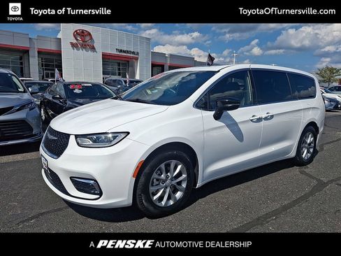 Used 2026 Chrysler Pacifica Limited FWD image 1