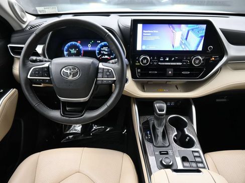 Used 2024 Toyota Highlander Platinum AWD/4WD image 7
