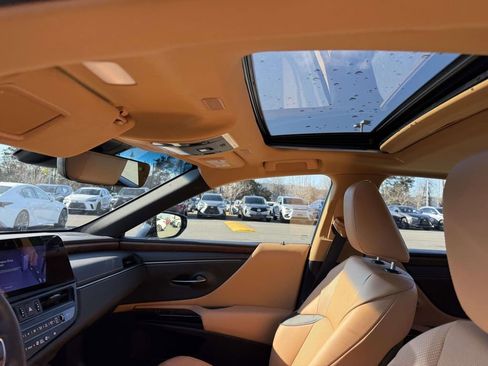 Used 2025 Lexus ES 300h w/ Premium Package image 20