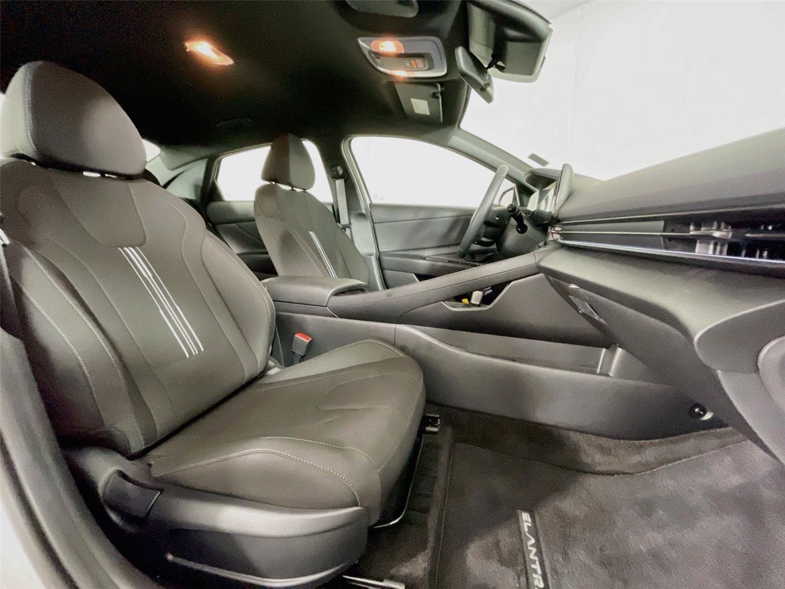 Used 2026 Hyundai Elantra SEL FWD image 31