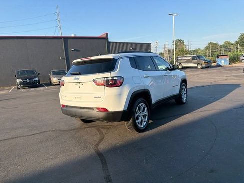 Used 2024 Jeep Compass Latitude AWD/4WD image 9